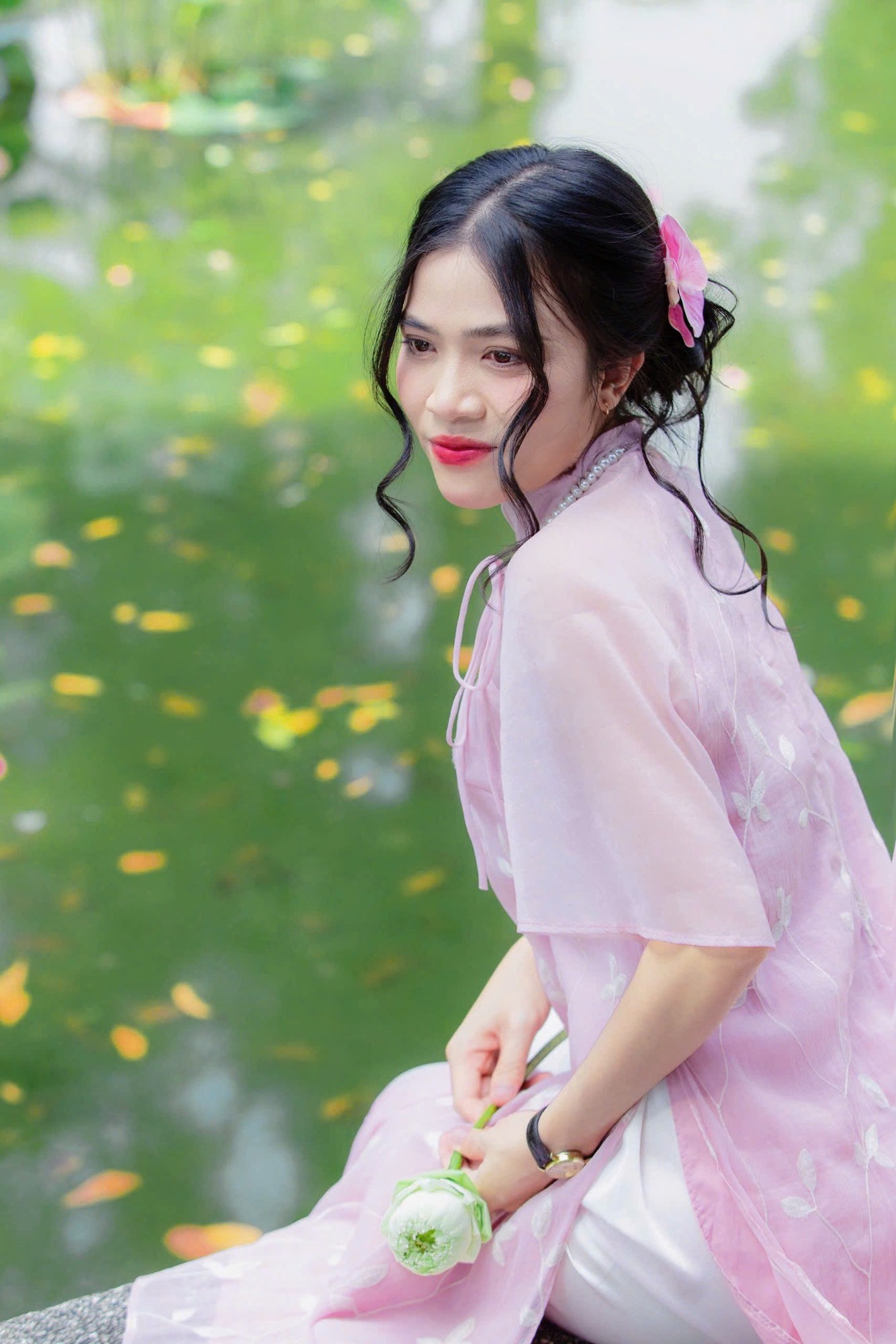 Lâm Kim Triều trong tà áo dài hồng bên hồ sen